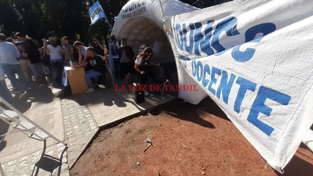 Hoy en Tandil: cartelazo y entrega de volantes durante el paro de la Unicen 